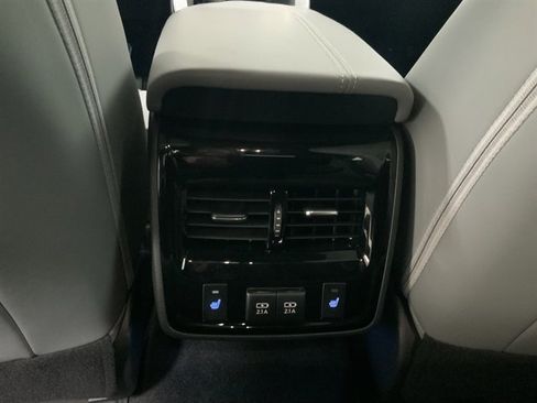 Used 2019 Toyota Avalon Limited image 29