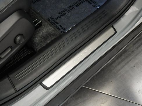 Certified 2025 Volvo XC40 B5 Plus image 18