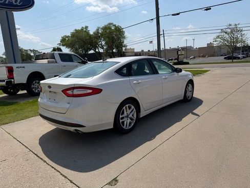 Used 2016 Ford Fusion SE FWD image 3