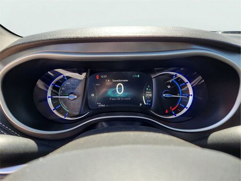 Used 2024 Chrysler Pacifica Select image 22