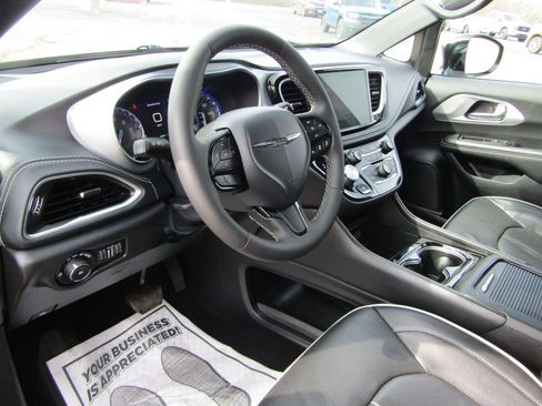 Used 2025 Chrysler Pacifica Limited FWD image 12