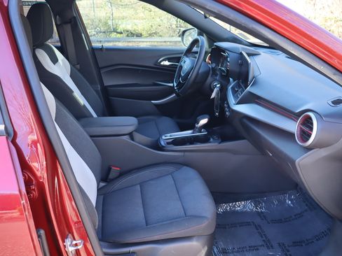 Used 2024 Chevrolet Trax RS w/ Sunroof Package image 23