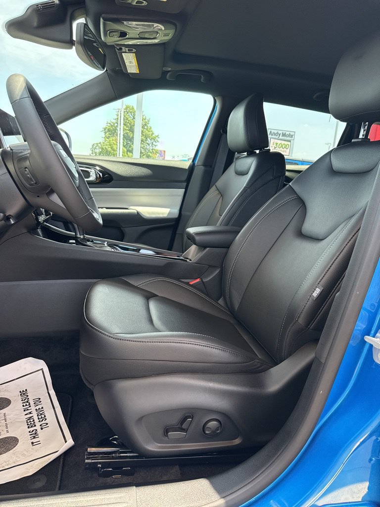 New 2025 Jeep Compass Limited w/ Sun & Sound Group AWD/4WD image 12