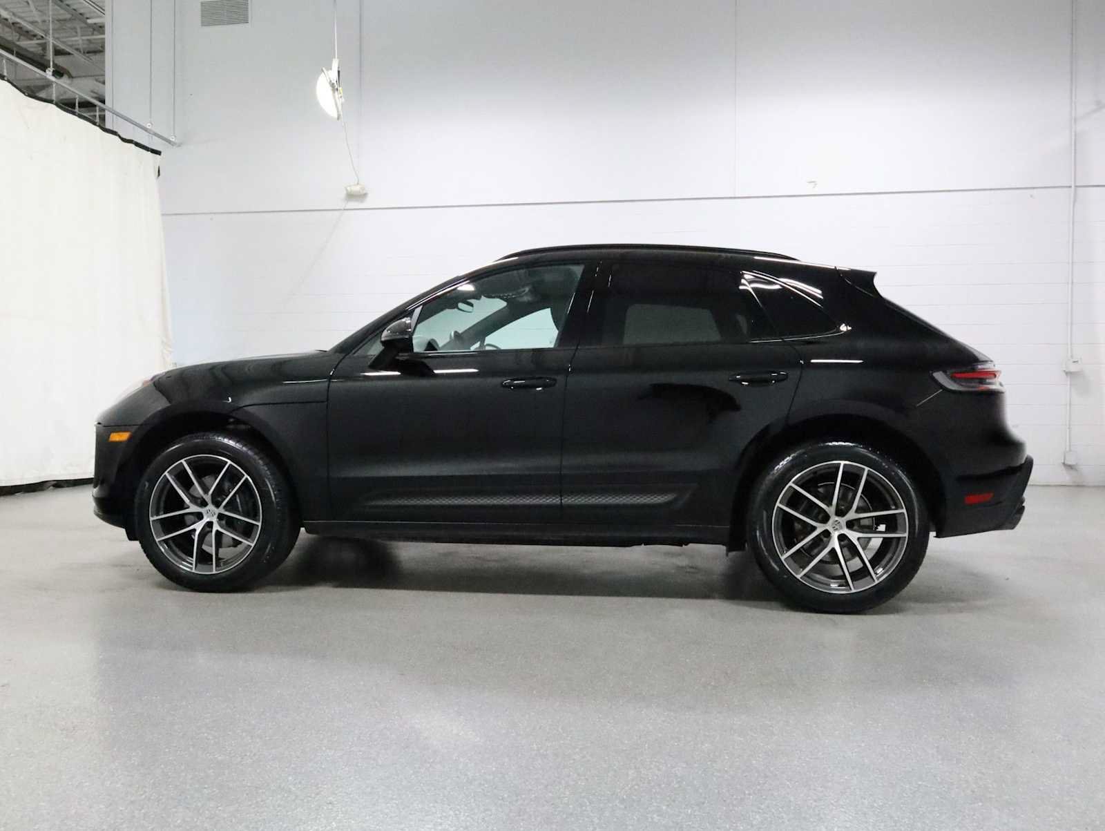 Used 2026 Porsche Macan AWD/4WD image 2