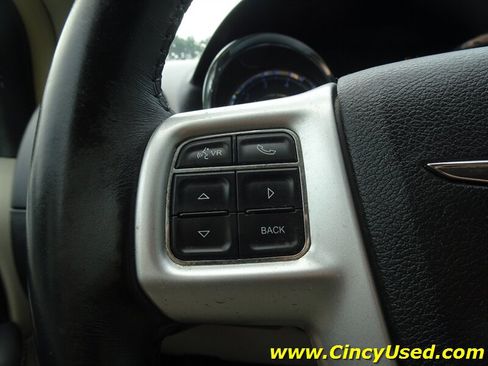 Used 2016 Chrysler Town & Country Touring FWD image 25