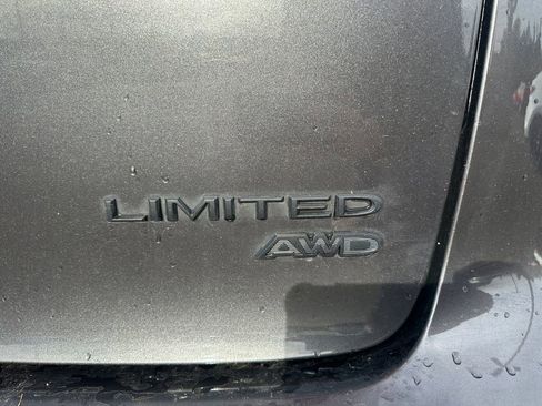 Used 2022 Chrysler Pacifica Limited w/ Uconnect Theater Family Group image 6