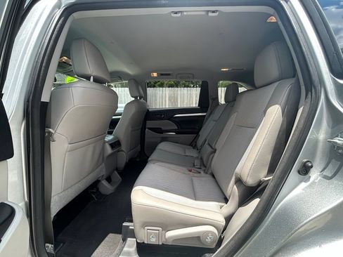 Used 2018 Toyota Highlander Plus w/ Carpet Mat Package (TMS) FWD image 16