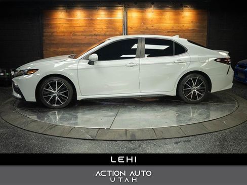 Used 2023 Toyota Camry SE FWD image 1