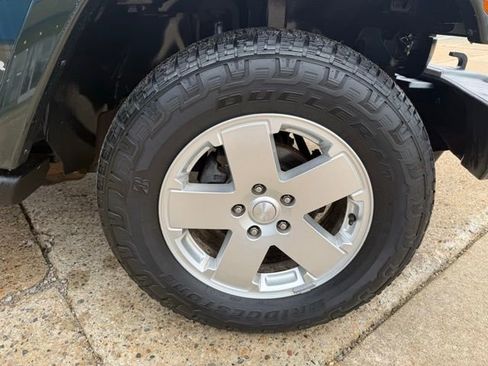 Used 2010 Jeep Wrangler Unlimited Sahara image 12