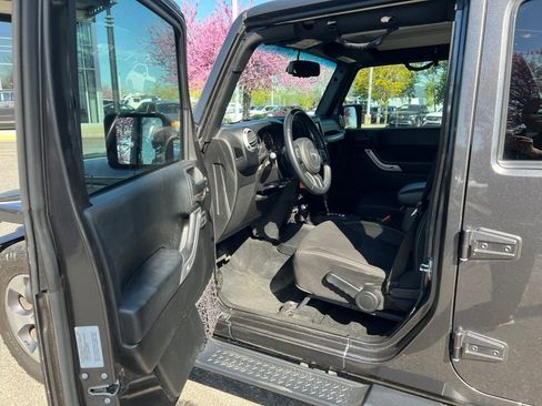 Used 2017 Jeep Wrangler Unlimited Sahara w/ Connectivity Group AWD/4WD image 22
