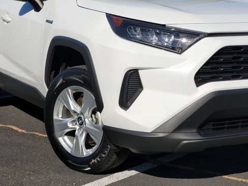 Used 2021 Toyota RAV4 LE AWD/4WD image 4