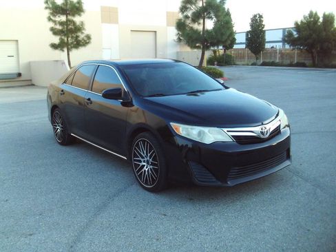 Used 2012 Toyota Camry LE image 3
