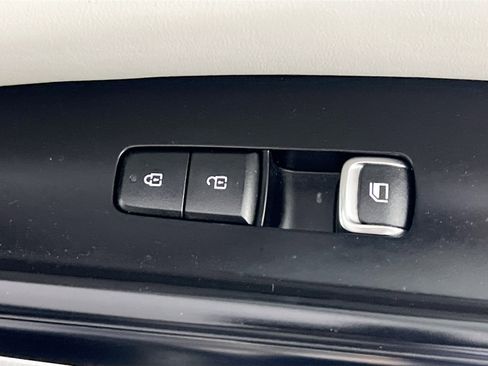 Used 2023 Kia Carnival LX FWD image 32