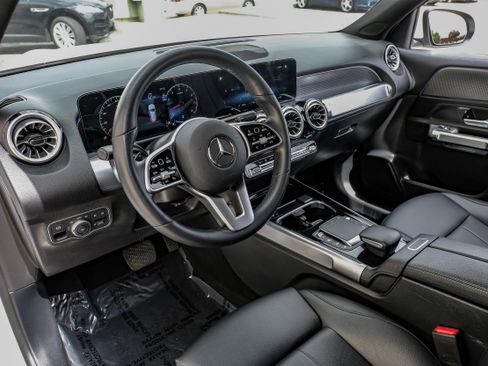 Used 2022 Mercedes-Benz GLB 250 w/ Premium Package Lite image 2