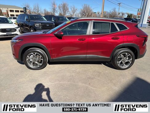 Used 2025 Chevrolet Trax LT w/ LT Convenience Package image 8