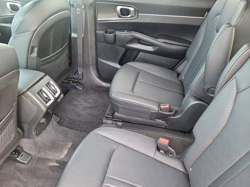 Used 2025 Kia Sorento EX w/ Panoramic Sunroof Package image 9
