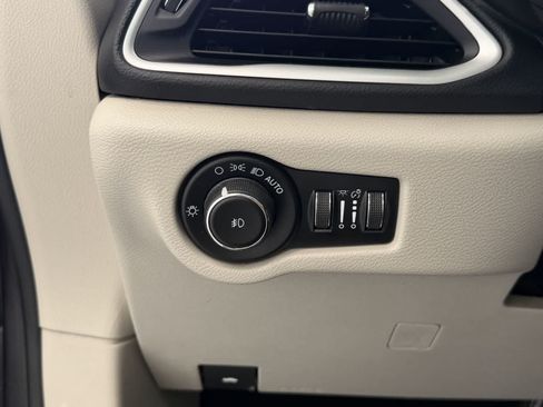 Used 2023 Chrysler Pacifica Touring-L FWD image 15