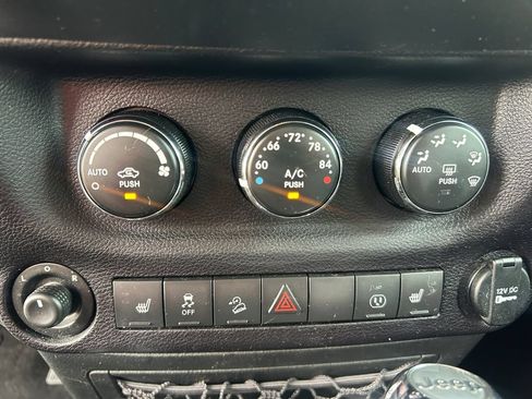 Used 2017 Jeep Wrangler Unlimited Sahara w/ Connectivity Group AWD/4WD image 22
