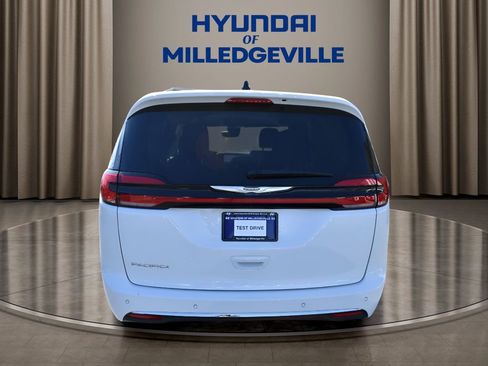 Used 2024 Chrysler Pacifica Touring-L image 4