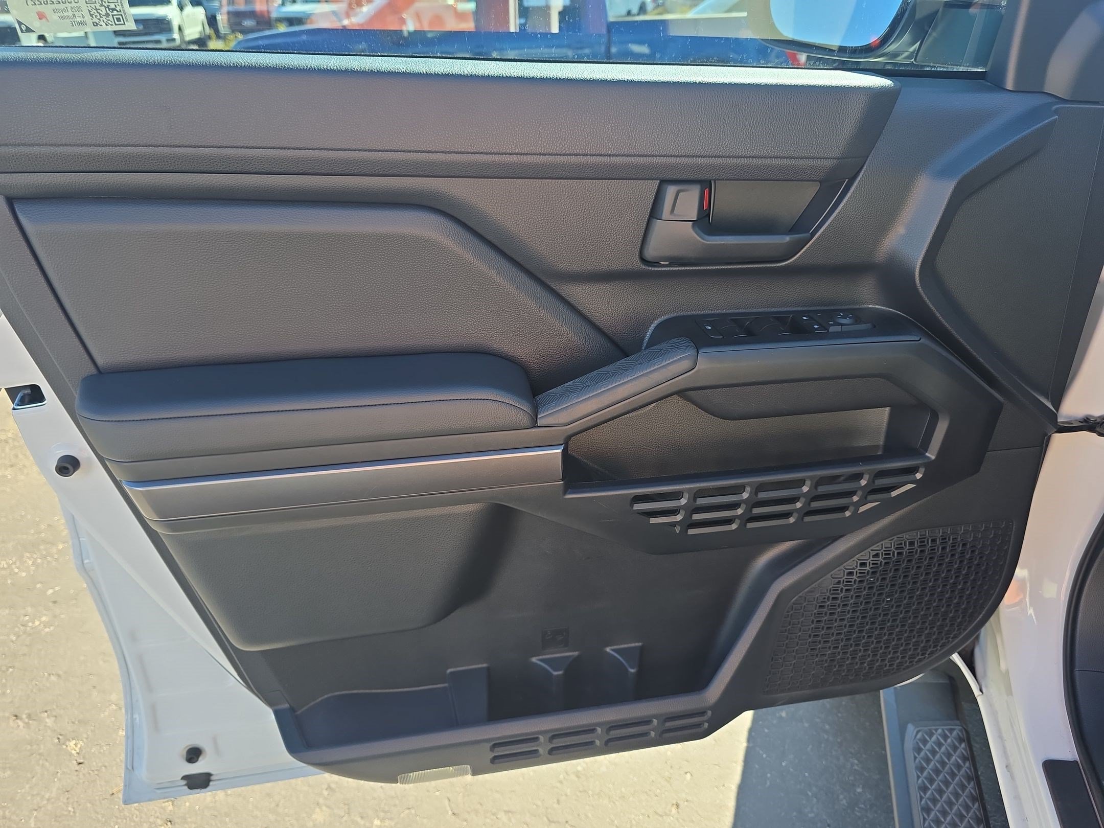 Used 2025 Toyota 4Runner SR5 AWD/4WD image 15