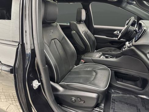 Used 2023 Chrysler Pacifica Limited w/ Uconnect Theater Family Group image 33