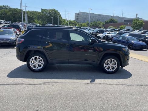 Used 2024 Jeep Compass Latitude AWD/4WD image 7