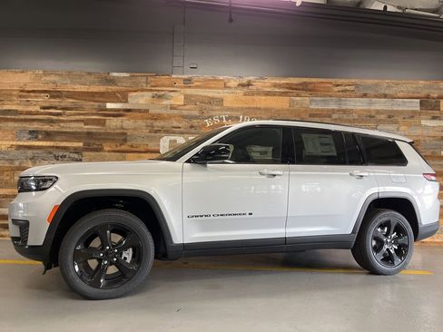 New 2025 Jeep Grand Cherokee L Altitude image 14