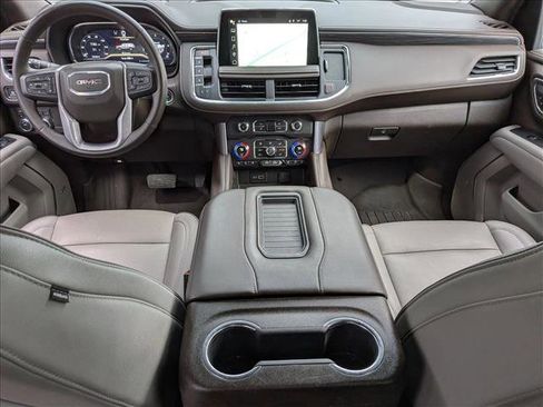 Used 2024 GMC Yukon SLT w/ SLT Luxury Package image 17