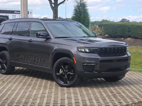 Used 2023 Jeep Grand Cherokee L Limited w/ Black Appearance Package AWD/4WD image 4
