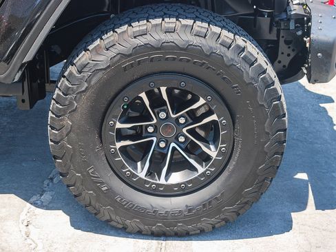 Used 2024 Jeep Wrangler Unlimited Rubicon AWD/4WD image 12