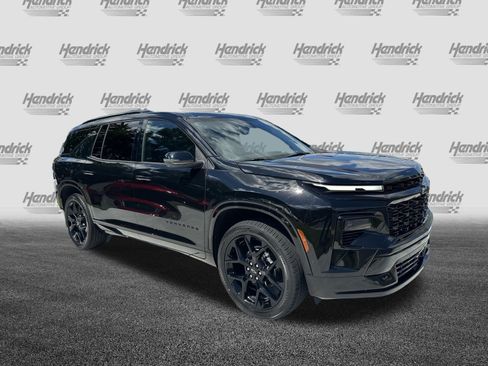 Used 2025 Chevrolet Traverse RS FWD image 2