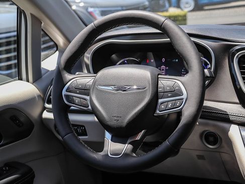 Used 2024 Chrysler Pacifica Limited FWD image 16