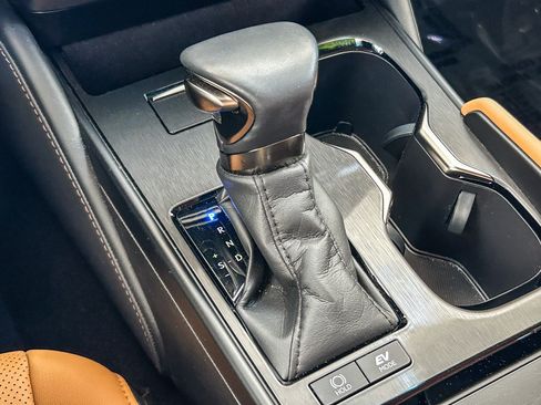 Used 2025 Lexus ES 300h w/ Premium Package FWD image 19