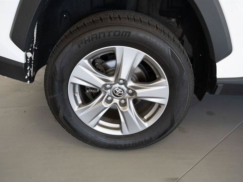 Used 2022 Toyota RAV4 LE AWD/4WD image 9
