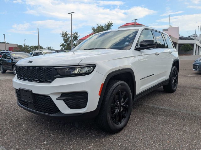 Used 2025 Jeep Grand Cherokee Altitude AWD/4WD image 8