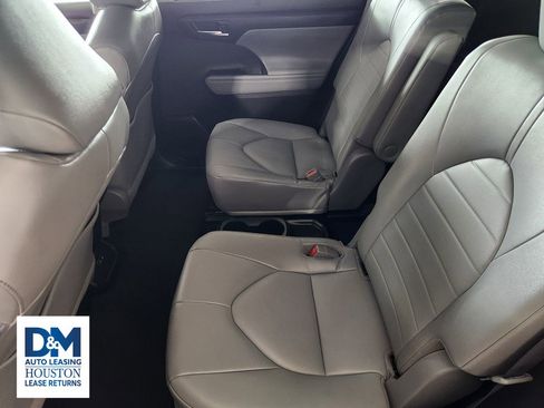 Used 2022 Toyota Highlander XLE FWD image 40