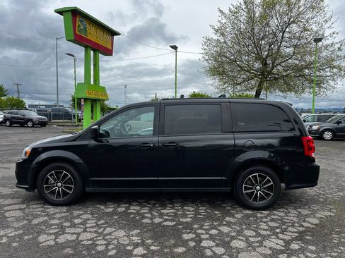 Used 2019 Dodge Grand Caravan GT image 2