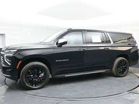 Used 2025 Chevrolet Suburban Premier image 6