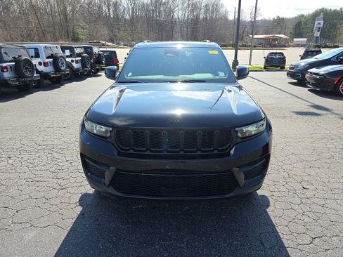 Used 2023 Jeep Grand Cherokee Altitude image 9