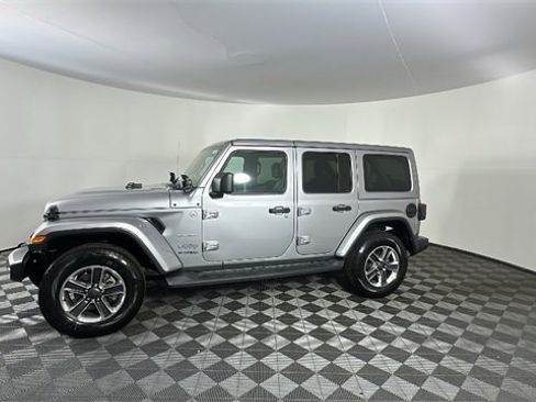 Used 2018 Jeep Wrangler Unlimited Sahara image 3