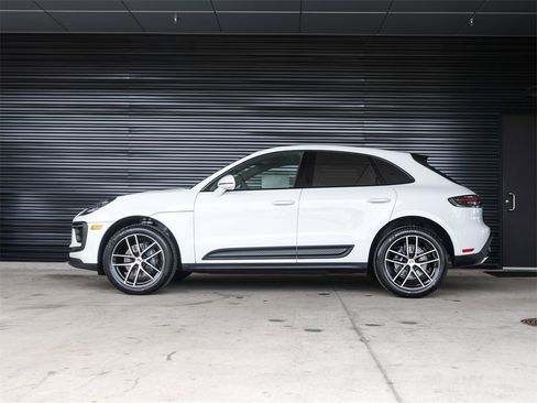 Certified 2025 Porsche Macan image 2