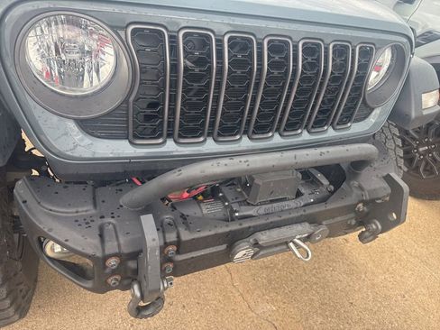Used 2024 Jeep Gladiator Sport AWD/4WD image 8