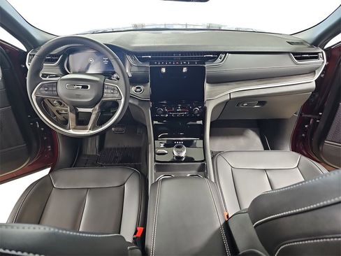 Used 2025 Jeep Grand Cherokee Limited image 11