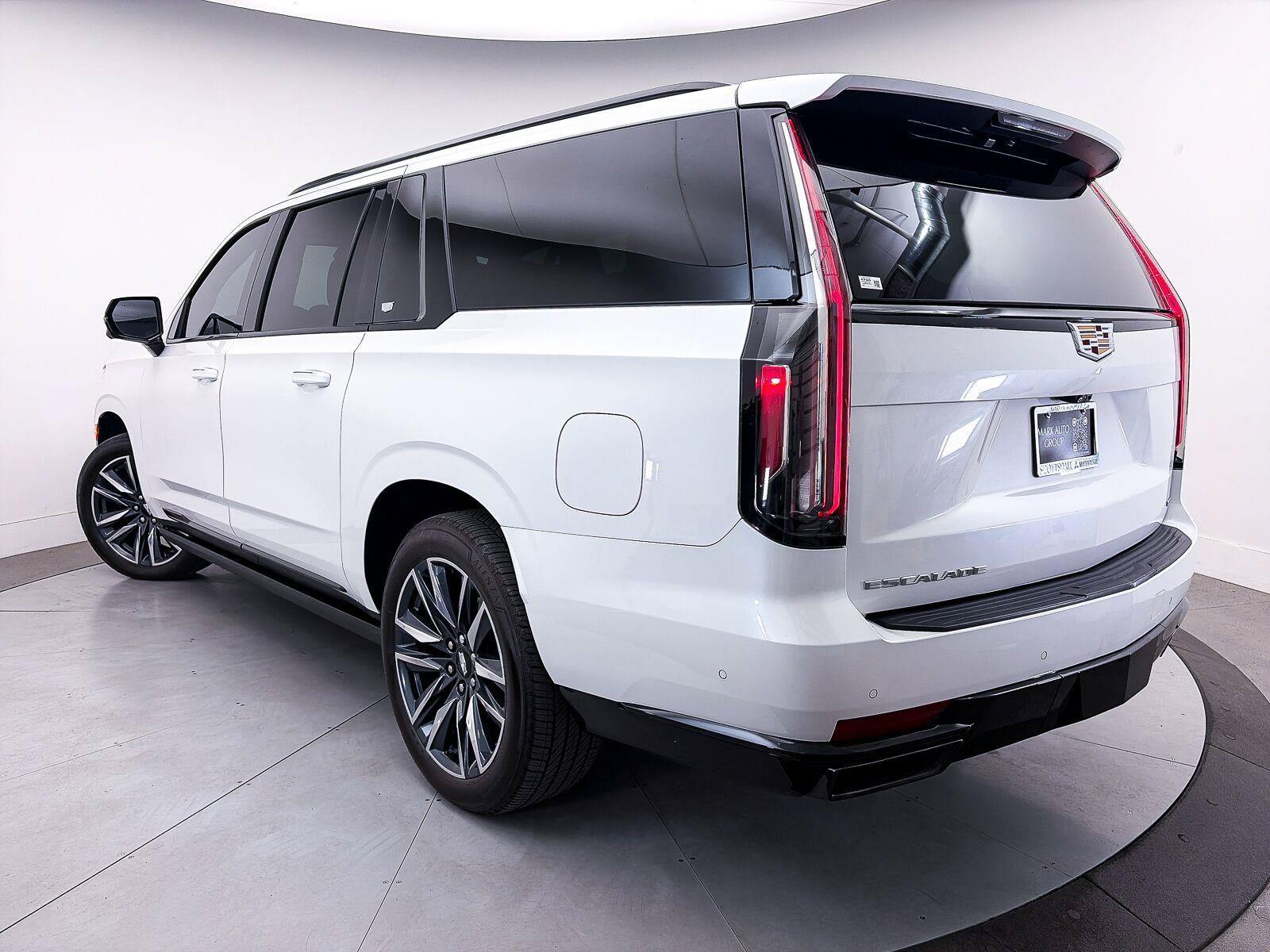 Used 2023 Cadillac Escalade ESV Sport Platinum AWD/4WD image 2