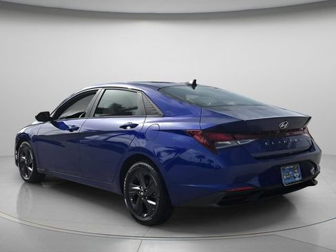 Used 2023 Hyundai Elantra SEL w/ Preferred Accessory Package FWD image 8