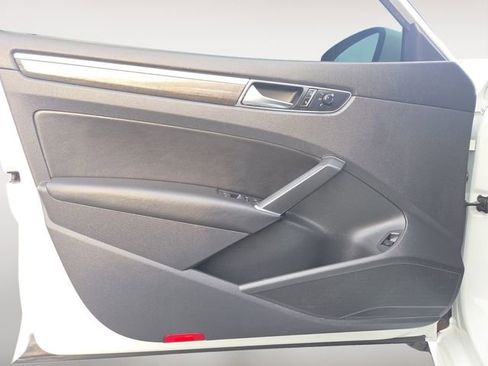 Used 2018 Volkswagen Passat 2.0T SE image 16