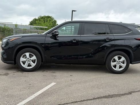 Certified 2025 Toyota Highlander LE FWD image 10
