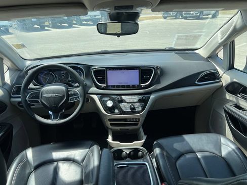 Used 2023 Chrysler Pacifica Touring-L FWD image 19