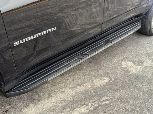 Used 2023 Chevrolet Suburban High Country image 11