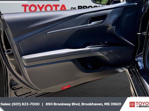 Used 2025 Toyota Camry SE w/ Convenience Package FWD image 17